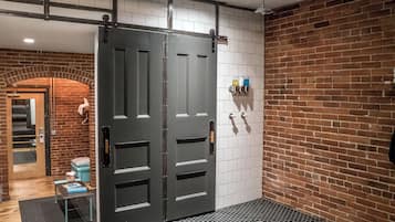 Studio romantique, salle de bain attenante, vue sur la ville (308 The Flood Room) | Salle de bain