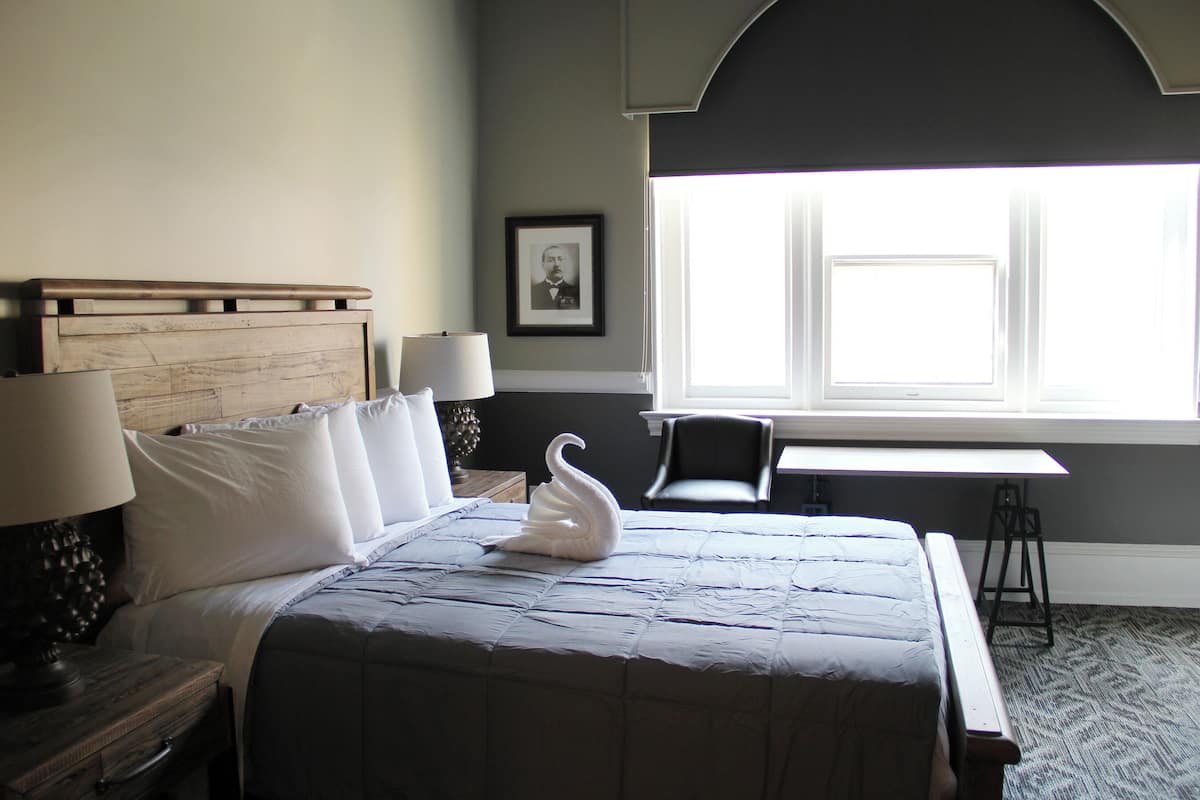 Standaard tweepersoonskamer, en-suite badkamer, uitzicht op de stad (103 GAR Room) | 1 slaapkamer, gratis wifi, beddengoed