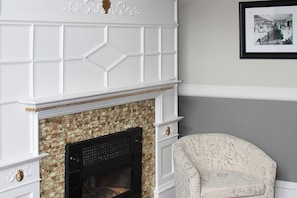 Luxury Suite, Ensuite, City View (104 Red Cross Suite) | Living area
