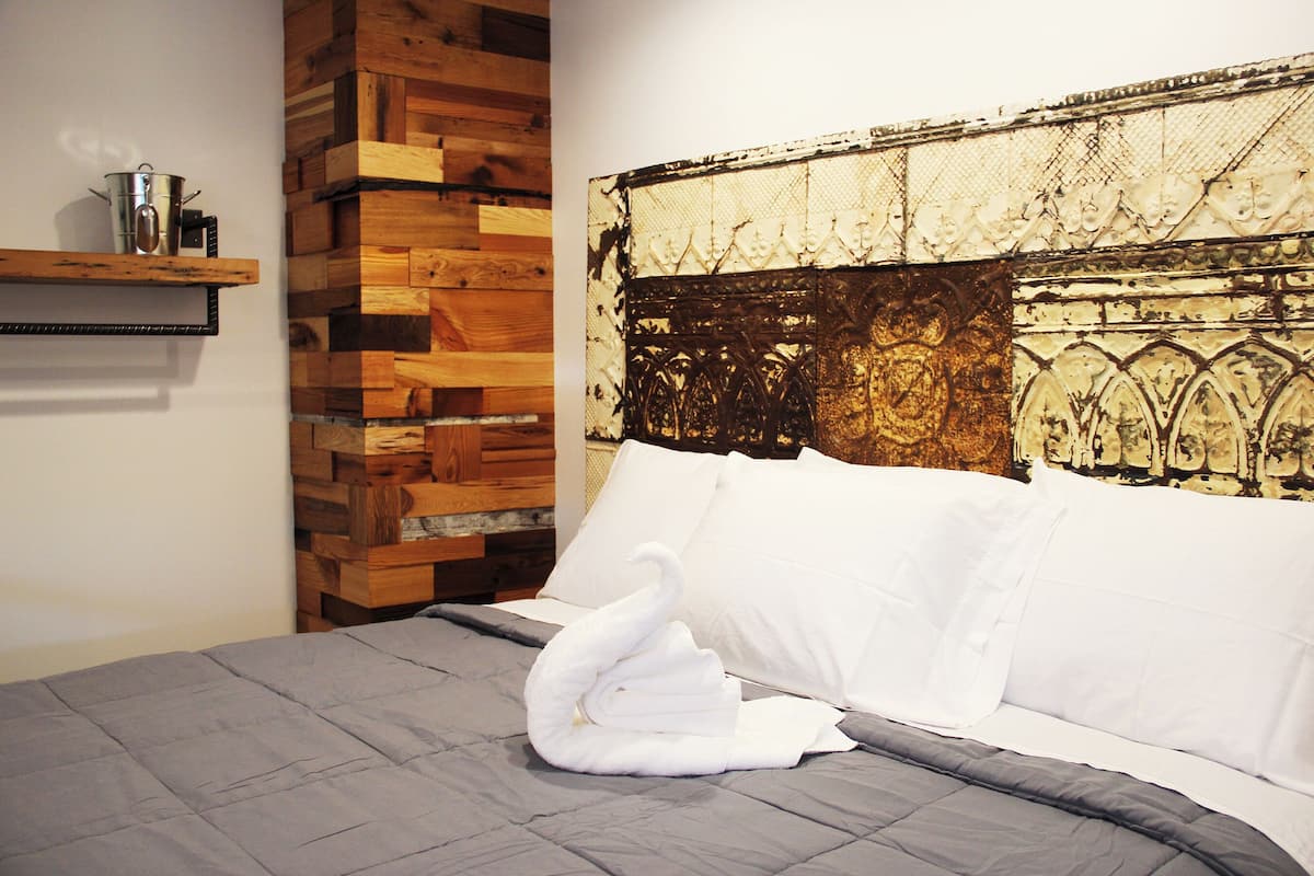 Economy tweepersoonskamer, toegankelijk voor mindervaliden, en-suite badkamer (101 Parade Room) | 1 slaapkamer, gratis wifi, beddengoed