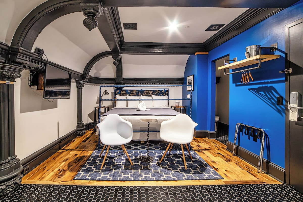 Design tweepersoonskamer (305 Men In Blue Room - Windowless) | 1 slaapkamer, gratis wifi, beddengoed