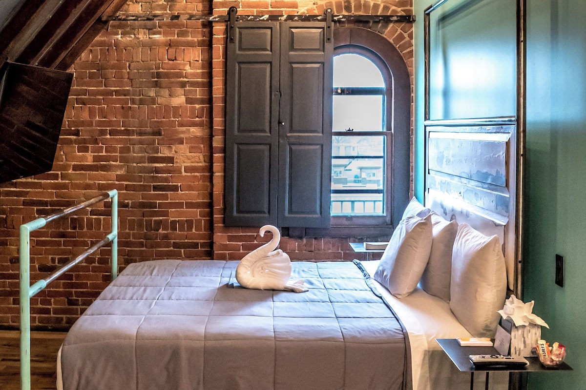 Romantische studio, en-suite badkamer, uitzicht op de stad (308 The Flood Room) | 1 slaapkamer, gratis wifi, beddengoed