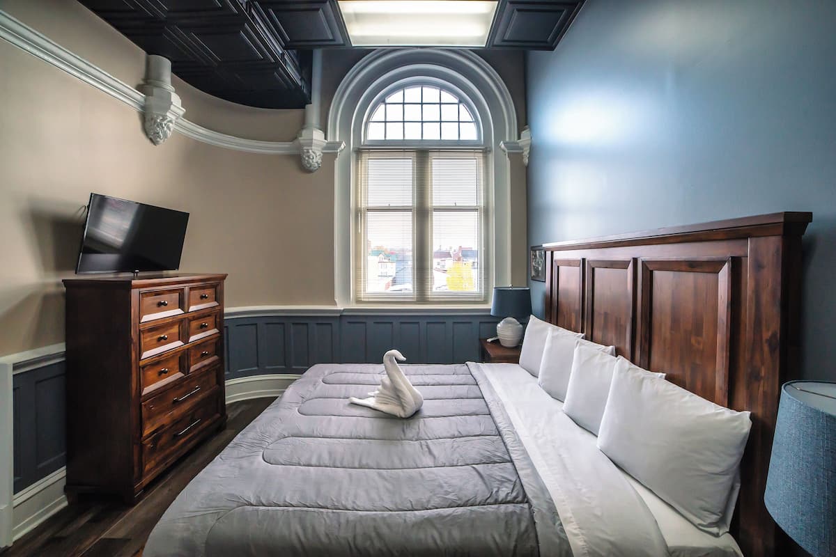 Deluxe tweepersoonskamer, en-suite badkamer, uitzicht op de stad (206 The School Room) | 1 slaapkamer, gratis wifi, beddengoed