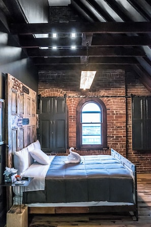 Exclusive Studio, Ensuite, City View (309 The Lumber Room)