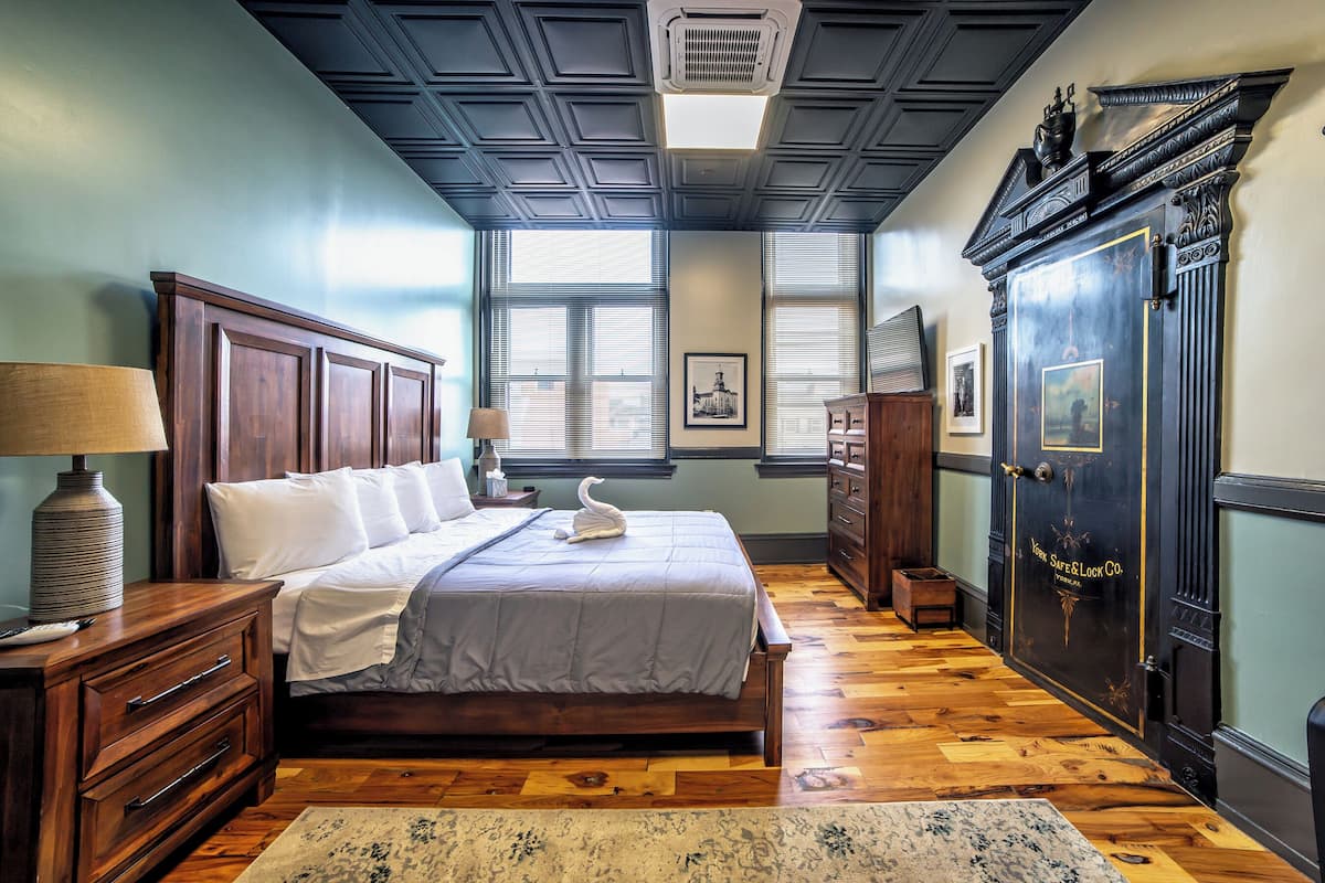 Deluxe tweepersoonskamer, privébadkamer, uitzicht op de stad (108 Court Room) | 1 slaapkamer, gratis wifi, beddengoed