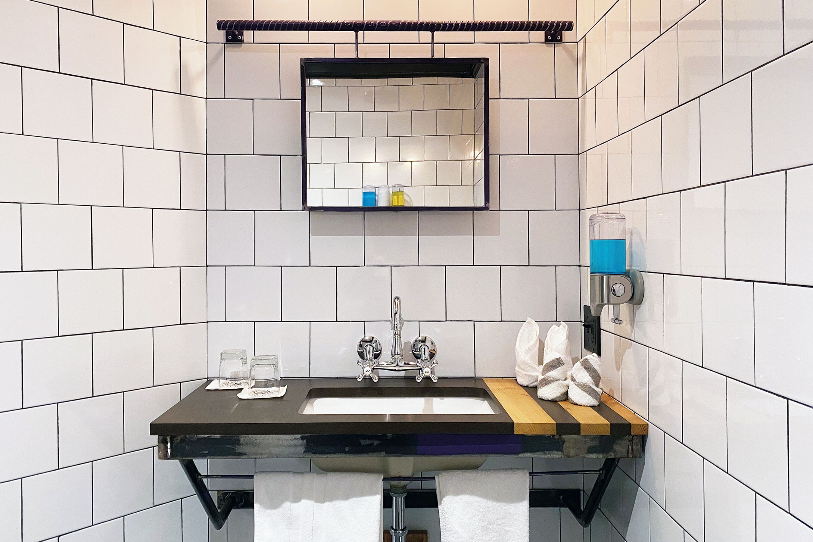 windowless economy double room, ensuite (304 ross and russell room) | bathroom