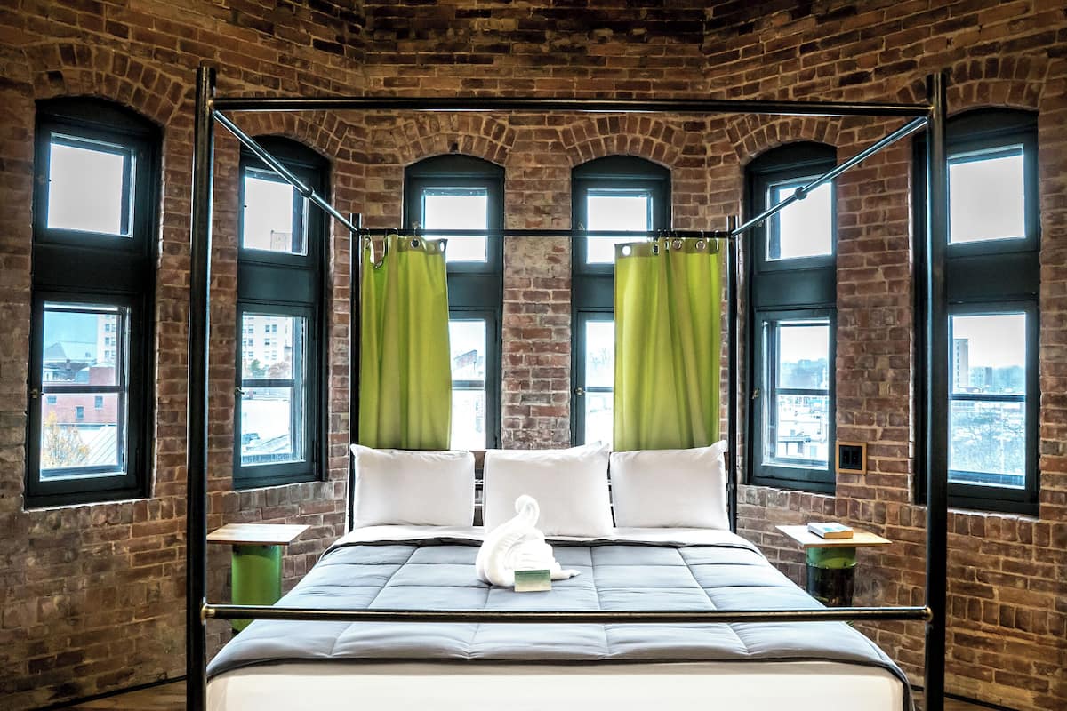 Tweepersoonskamer, en-suite badkamer, uitzicht op de stad (306 The Twain Room) | 1 slaapkamer, gratis wifi, beddengoed