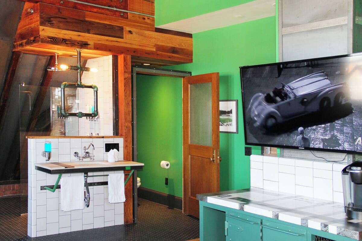 exclusive triple room, ensuite, city view (310 little league room) | bathroom