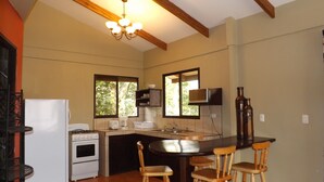 Villa, 2 Schlafzimmer, Küche, Bergblick | Essbereich im Zimmer