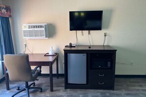 Escritorio, espacio para trabajar con un portátil, cortinas opacas