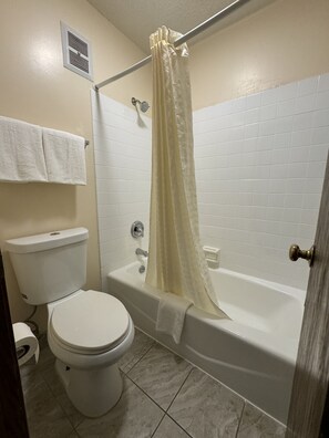 Standard Room, 1 King Bed, Non Smoking | Bathroom | Combined shower/tub, rainfall showerhead, designer toiletries - Econo Lodge Waite Park - St. Cloud (Waite Park)