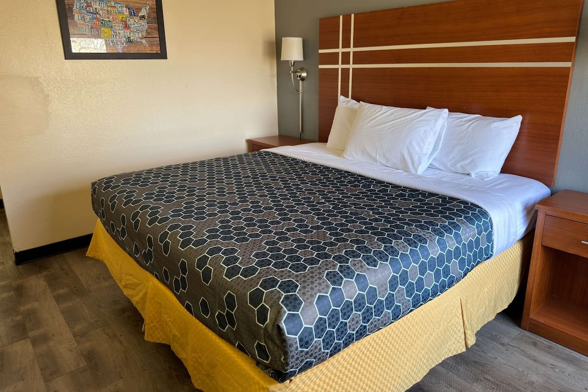 Standard Room, 1 King Bed, Non Smoking | Desk, laptop workspace, blackout curtains, soundproofing