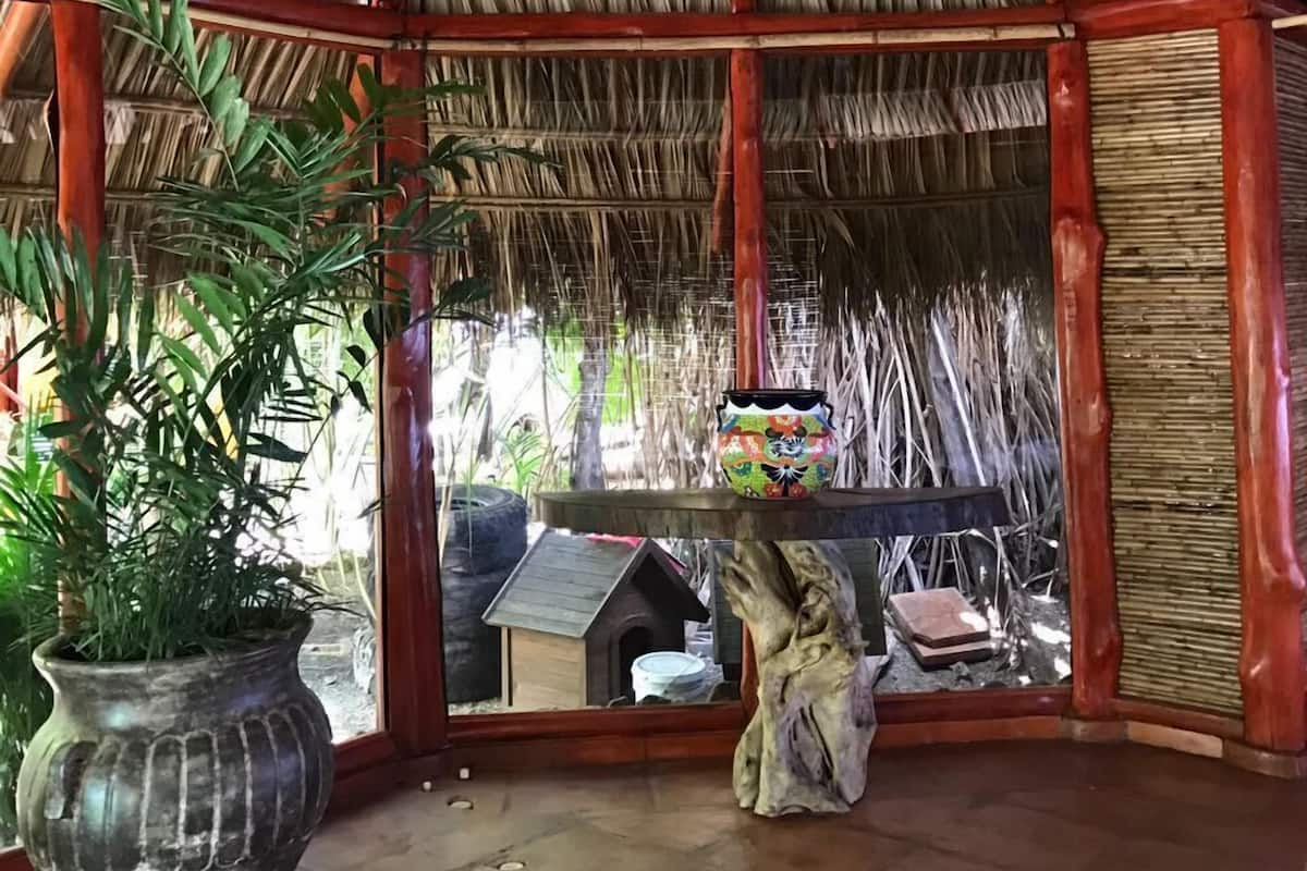 Bungalow básico, 1 cama King size, baño en la habitación, en el área del patio | Tabla de planchar con plancha y wifi gratis