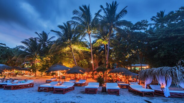 A beachside resort with sun loungers and thatched umbrellas. - Hotel Locanda Samara Beach (Sámara)