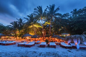 A beachside resort with sun loungers and thatched umbrellas. - Hotel Locanda Samara Beach (Sámara)