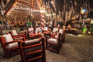 Breakfast, lunch, dinner served; Italian cuisine, beach views  - Hotel Locanda Samara Beach (Sámara)