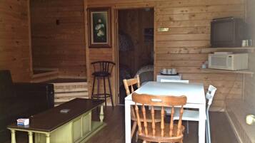 Casa, 2 habitaciones | Área de sala de estar | Televisión, chimenea y reproductor de DVD