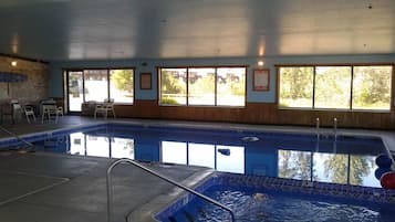 Inomhuspool och solstolar