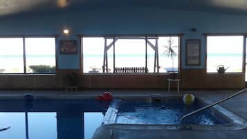 Alberca techada y camastros