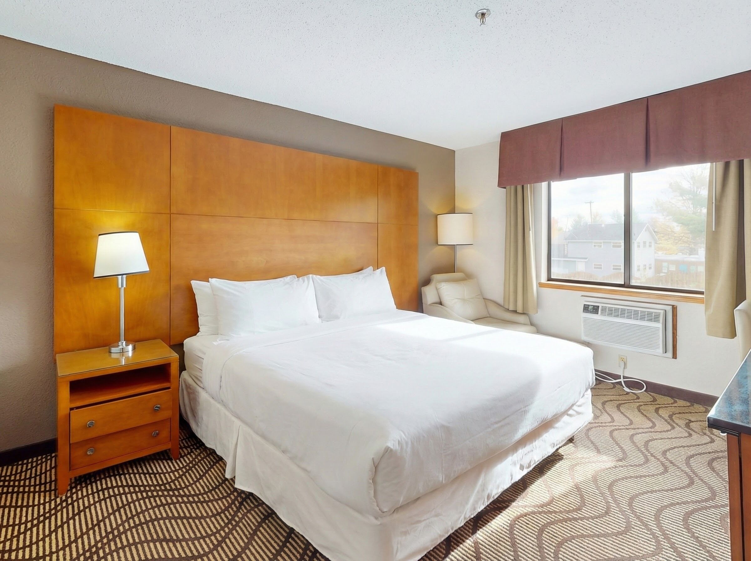 Standard Room, 1 King Bed | Desk, blackout curtains, soundproofing, free WiFi