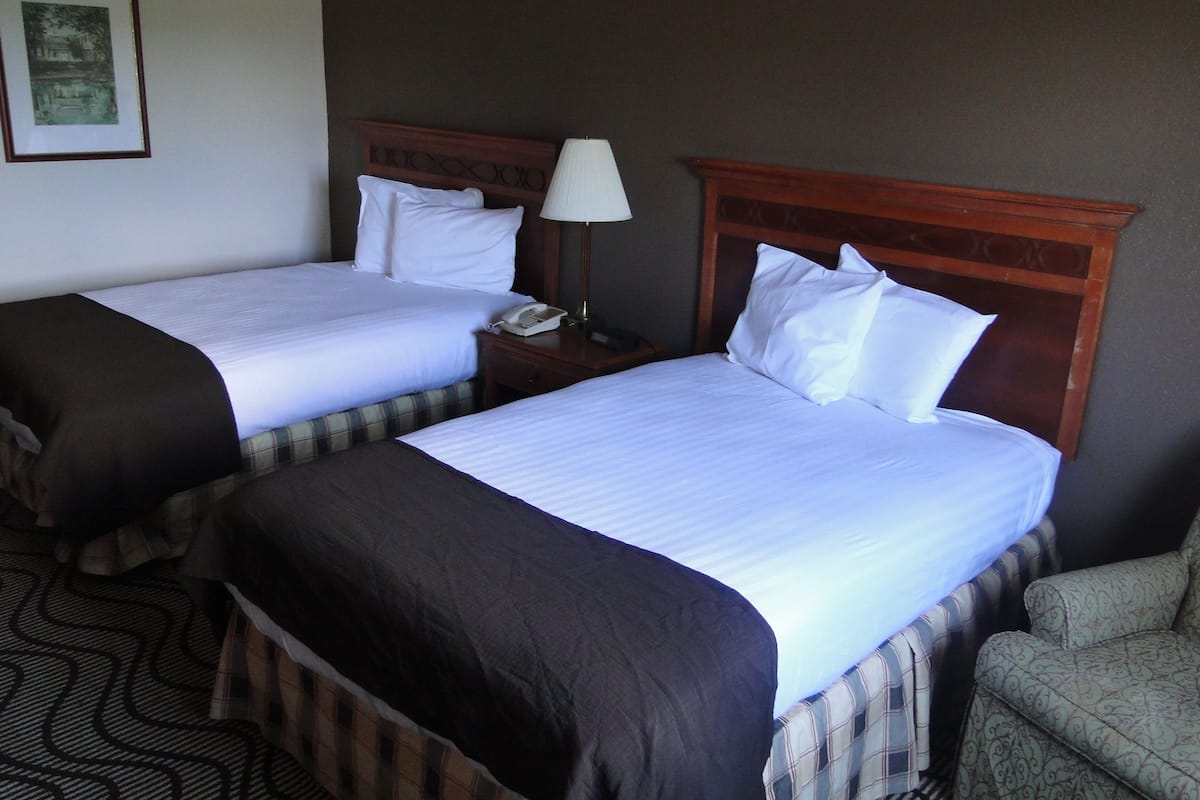 Standard Room, 1 King Bed | Desk, blackout drapes, soundproofing, free WiFi