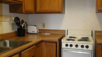 Suíte família, várias camas, cozinha americana | Cozinha privada | Geladeira, micro-ondas