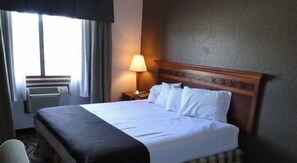 Family Suite, Multiple Beds, Kitchenette | Desk, blackout drapes, soundproofing, free WiFi - Oscoda Lakeside Hotel (Oscoda)