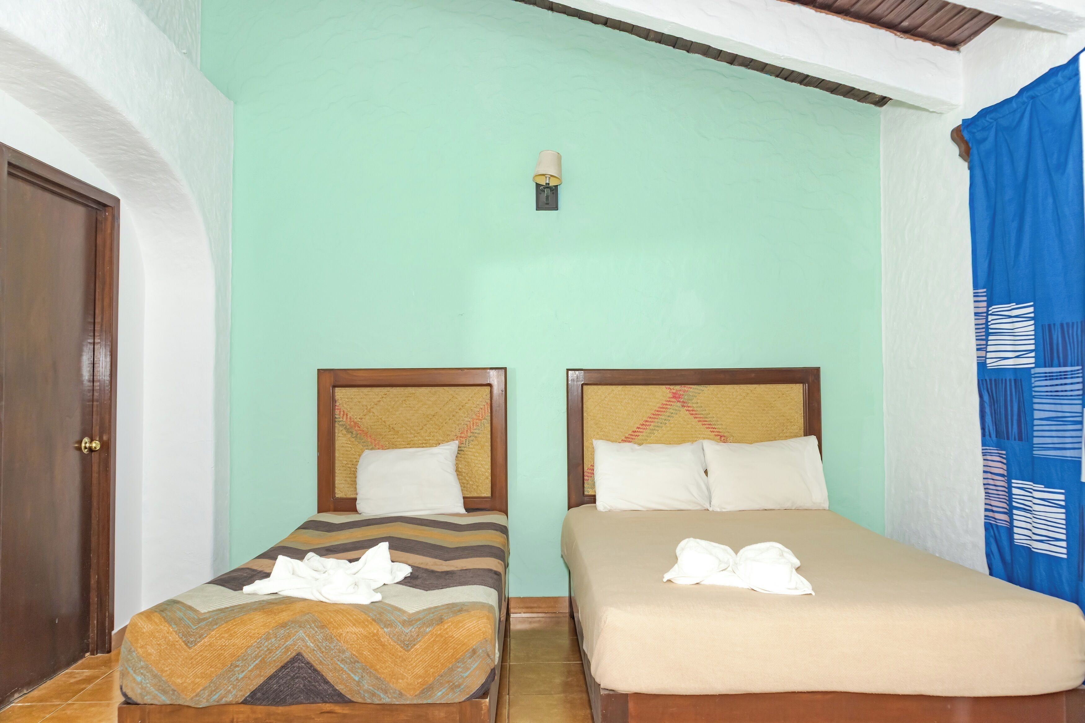 Kamar Double Standar | Didekorasi berbeda-beda, meja kerja, Wi-Fi gratis, dan seprai linen