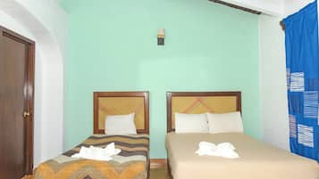 Kamar Double Standar | Didekorasi berbeda-beda, meja kerja, Wi-Fi gratis, dan seprai linen