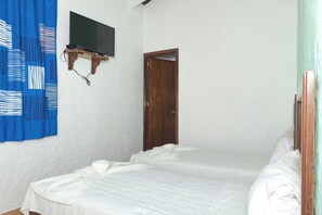 Habitación doble estándar | Área de sala de estar | Televisión de pantalla plana 