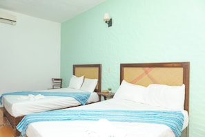 Decoración personalizada, escritorio, wifi gratis y ropa de cama 