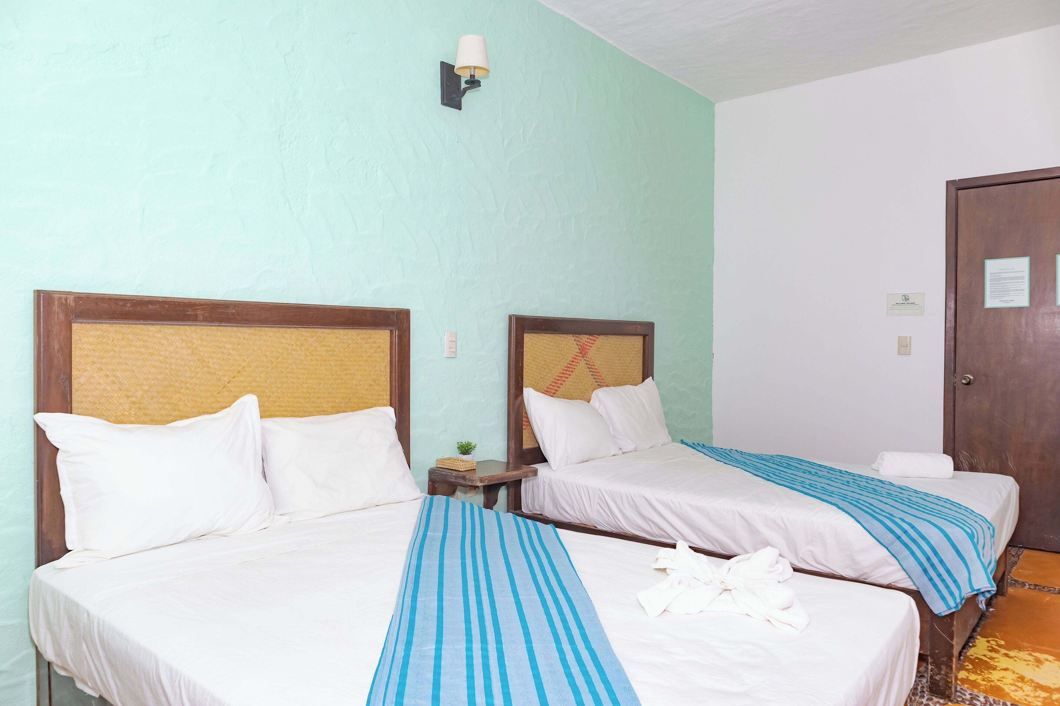 Habitación doble estándar | Decoración personalizada, escritorio, wifi gratis y ropa de cama 