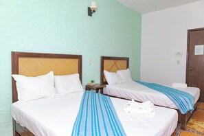 Habitación doble estándar | Baño | Regadera, amenidades de baño gratuitas, toallas 