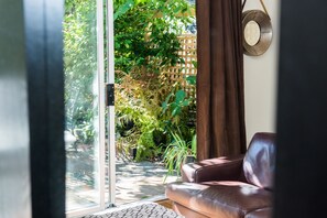 Executive Suite, 1 Bedroom, Patio, Garden View | Terrace/patio - Auberge Victoria (Victoria)