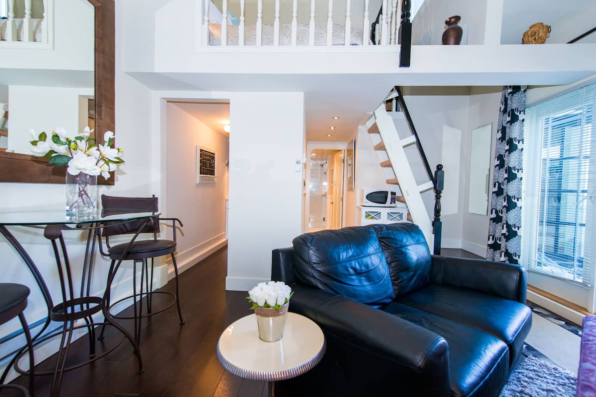 Loft exclusivo, 1 habitación, cocina, en edificio contiguo | Área de sala de estar | Televisión de pantalla plana y chimenea