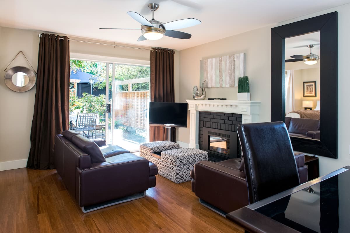 Suite ejecutiva, 1 habitación, patio, vista al jardín | Área de sala de estar | Televisión de pantalla plana y chimenea