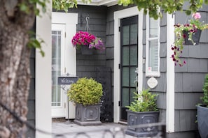 Exterior detail - Auberge Victoria (Victoria)