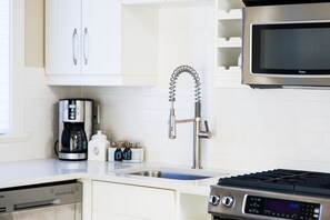Executive Apartment, 1 Bedroom, Kitchen, Garden View | Private kitchen | Fridge, microwave, stovetop, coffee/tea maker