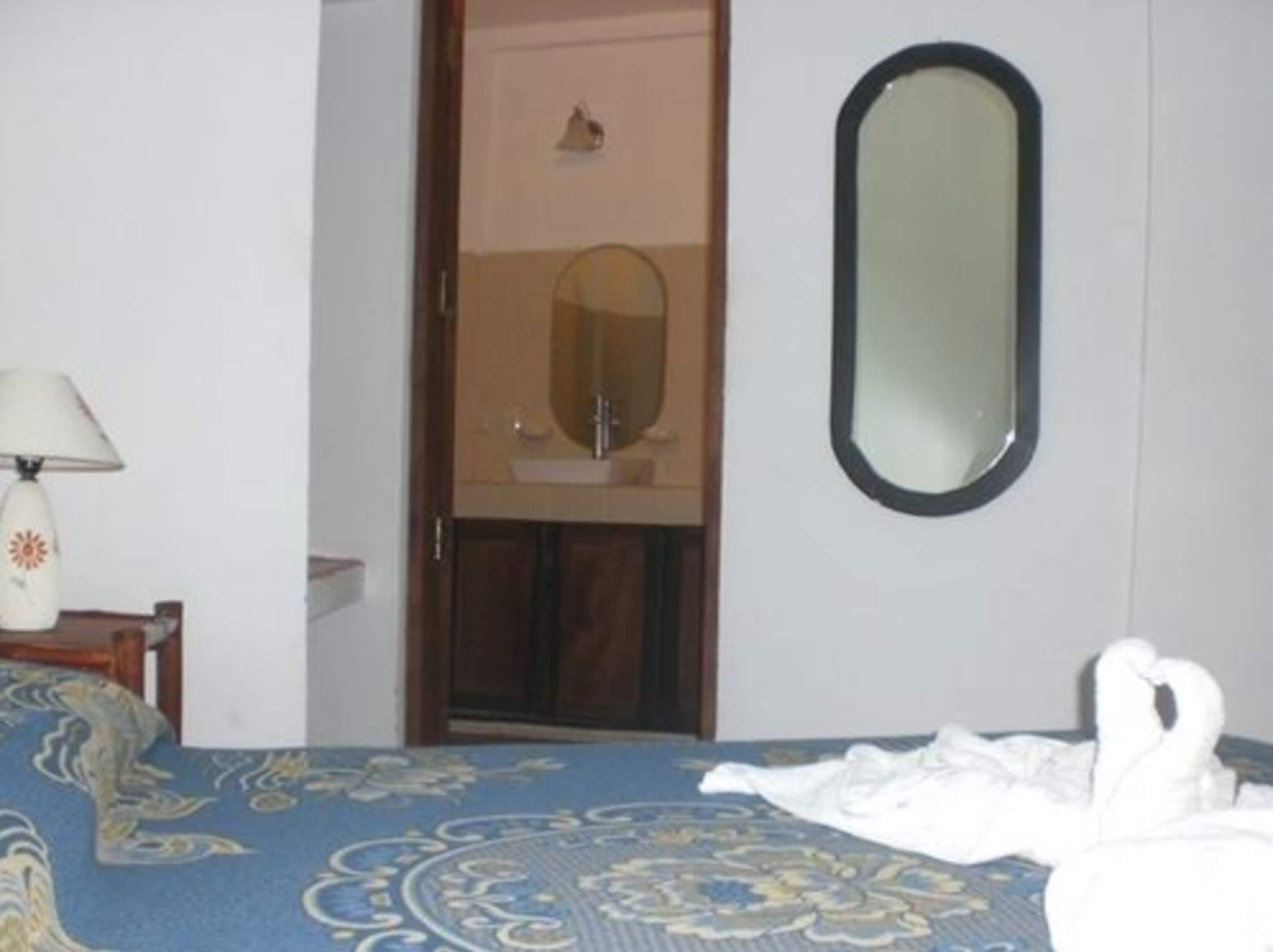 basic duplex, 1 queen bed, pool view, tower | iron/ironing board, free cots/infant beds, free rollaway beds, free wifi