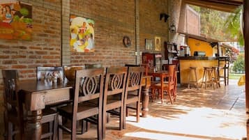 Desayuno con opciones de la cocina local incluido