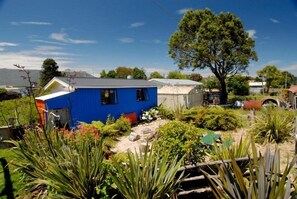 Hytte – basic, 1 soverom, hageutsikt (Artists Cabin) | 1 soverom, sengetøy av topp kvalitet og individuelt dekorert