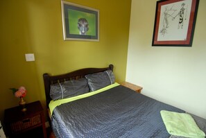 Habitación doble económica, vista al jardín | 1 habitación, ropa de cama de alta calidad y decoración personalizada 