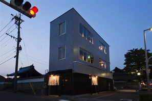 Front of property – evening/night - Hakata Gofukumachi Hostel Takataniya (Fukuoka)
