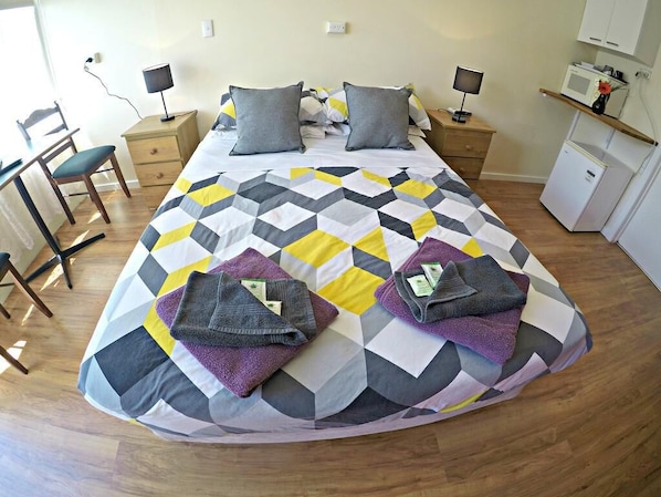 Standard Double Room, 1 Queen Bed | Free WiFi, bed sheets - Turn-in Motel (Warrnambool)