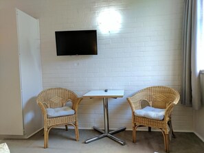 Queen Room | Living area | 32-inch Smart TV with digital channels, TV - Lake Bolac Motel (Lake Bolac)
