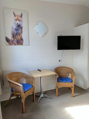 Queen Room | Living area | 32-inch Smart TV with digital channels, TV - Lake Bolac Motel (Lake Bolac)