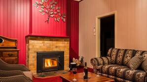 Living area - Lynrose Place (Stanthorpe)