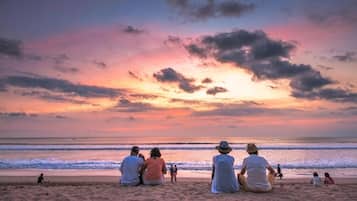 Playa en los alrededores y playa de arena blanca