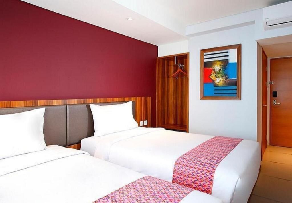 Brankas, meja kerja, kedap suara, dan setrika/meja setrika