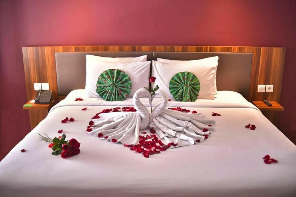 Brankas, meja kerja, kedap suara, dan setrika/meja setrika